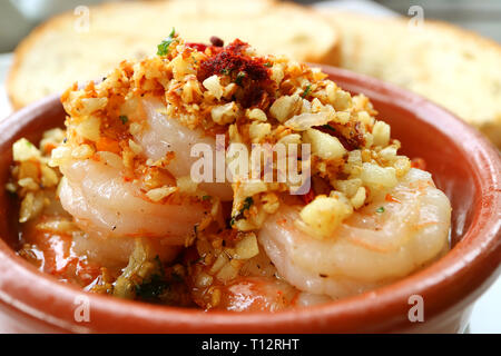 Clos-up de savoureuses crevettes Ail Style espagnol Gambas al ajillo ou Banque D'Images