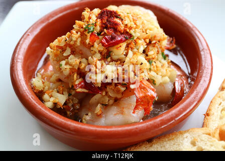 Espagnol traditionnel plat de crevettes à l'ail Gambas al ajillo ou Banque D'Images