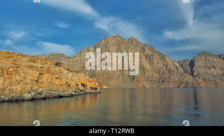 Belles montagnes reflétée dans l'eau. Fjords de la péninsule de Musandam. Khasab. Oman Banque D'Images