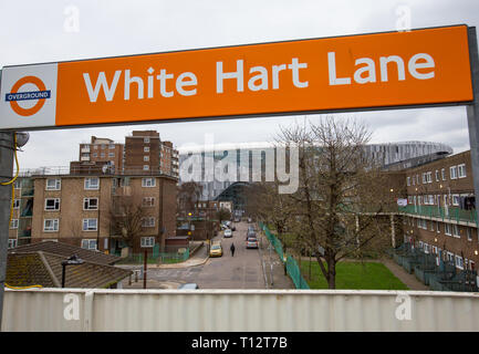 White Hart Lane station overground signe avec Tottenham Hotspur Stadium dans la distance à High Road (White Hart Lane), Londres, Angleterre le 19 mars 201 Banque D'Images