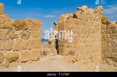 Détail de l'entrée de l'ancienne forteresse romaine qui se trouve au-dessus de la station balnéaire de la mer morte ein bokek en Israël montrant le motif et la texture o Banque D'Images