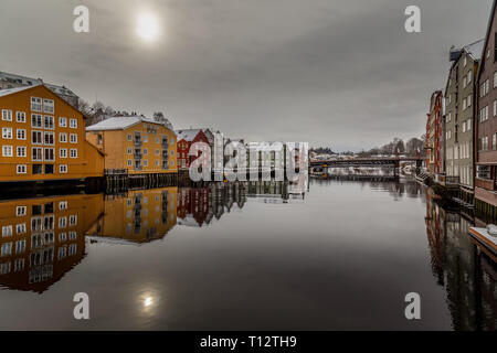 Les bâtiments en bois coloré sur le bord de rivières dans la ville de Trondheim en Norvège. Banque D'Images
