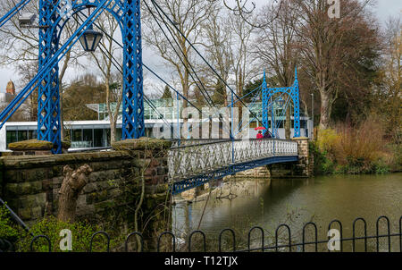 Une vue de Mill Bridge qui est un point d'accès pour les jardins Jephson à Royal Leamington Spa, Warwickshire Banque D'Images