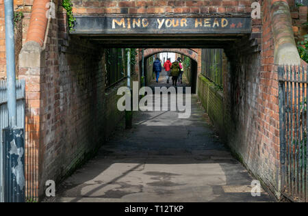 Une vue de Mill Bridge qui est un point d'accès pour les jardins Jephson à Royal Leamington Spa, Warwickshire Banque D'Images