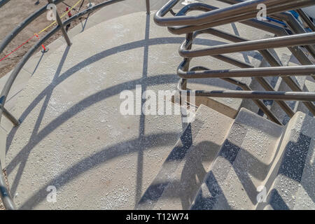 Un escalier extérieur d'un bâtiment en construction. Close up d'un escalier extérieur d'un bâtiment en construction. Ombres de mains courantes peuvent être vues sur la Banque D'Images