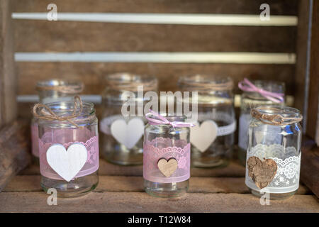 Verseuse en verre avec un coeur en bois. Vintage traitées. Copy space Banque D'Images