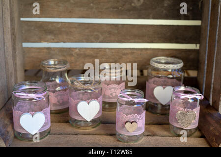 Verseuse en verre avec un coeur en bois. Vintage traitées. Copy space Banque D'Images