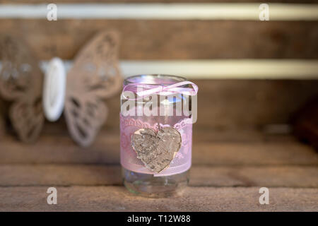 Verseuse en verre avec un coeur en bois. Vintage traitées. Copy space Banque D'Images