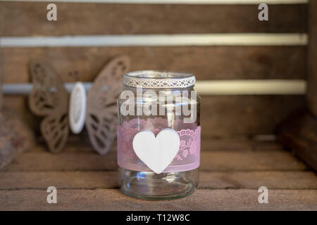 Verseuse en verre avec un coeur en bois. Vintage traitées. Copy space Banque D'Images