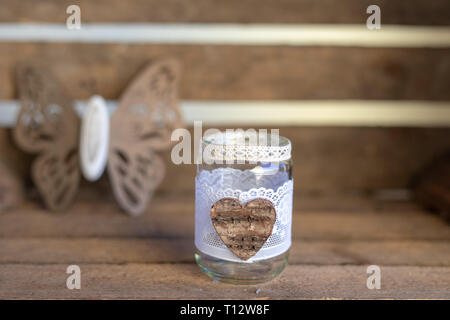 Verseuse en verre avec un coeur en bois. Vintage traitées. Copy space Banque D'Images