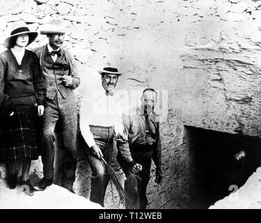 Lady Evelyn Herbert, Lord Carnarvon, Howard Carter et Arthur Callender à l'entrée de la tombe de Toutankhamon, Novembe Banque D'Images