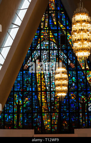 Le vitrail à l'intérieur de la cathédrale arctique, Tromsdalen ou Église, dans la ville de Tromso en Norvège. Banque D'Images