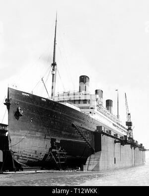 RMS Majestic en cale sèche flottante Southampton Banque D'Images