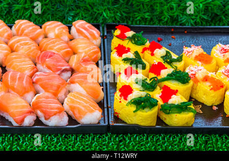 Rouleaux de sushi délicatesse japonaise. La cuisine traditionnelle japonaise à partir de riz et de poisson ou de fruits de mer. Un ensemble de délicieux plats raffinés dans un jour de marché en Thaïlande, un Banque D'Images