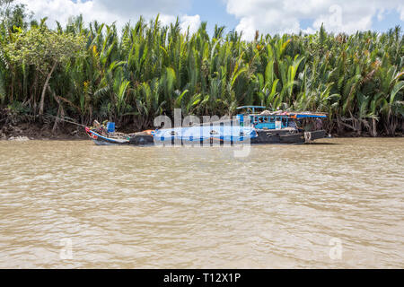 Un cargo sur le delta du Mekong, Vietnam. Banque D'Images