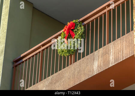 Couronne traditionnelle avec arc rouge sur un balcon de fer Banque D'Images