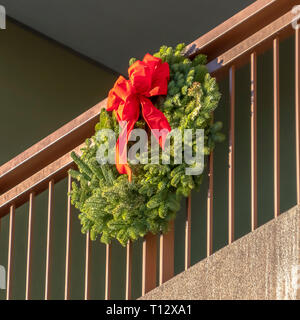 Couronne avec ruban sur balcon balustrade à Park City Banque D'Images