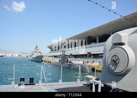 '' Matrozos de sous-marins et frégates Idra '' vu de lance-torpilles de la marine grecque "Ritsos" au Port du Pirée. En raison de la fête de l'Indépendance grecque Piraeus Port est ouvert au public, une fête nationale célébrée chaque année en Grèce le 25 mars, qui commémore le début de la guerre d'Indépendance grecque en 1821. Banque D'Images