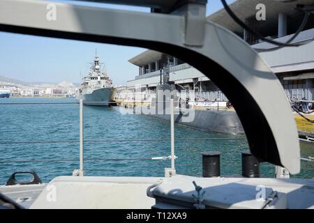 '' Matrozos de sous-marins et frégates Idra '' vu de lance-torpilles de la marine grecque "Ritsos" au Port du Pirée. En raison de la fête de l'Indépendance grecque Piraeus Port est ouvert au public, une fête nationale célébrée chaque année en Grèce le 25 mars, qui commémore le début de la guerre d'Indépendance grecque en 1821. Banque D'Images