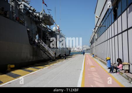 Vu l'attente de visiteurs de frégates de la marine grecque 'Idra' au port du Pirée. En raison de la fête de l'Indépendance grecque Piraeus Port est ouvert au public, une fête nationale célébrée chaque année en Grèce le 25 mars, qui commémore le début de la guerre d'Indépendance grecque en 1821. Banque D'Images