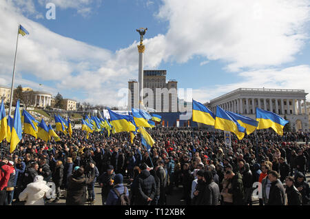 Les militants sont vus à l'extérieur rassemblement bâtiment présidentiel au cours de la protestation anti-corruption. Militants et sympathisants de 'Corps' National parti nationaliste ukrainien et d'enquête de la demande d'arrestation de top figures dans un présumé scandale de corruption militaire, dont ils étaient accusés de profiter de la vente aux entreprises de défense de l'Etat à des prix exagérés des pièces militaires russes. Banque D'Images