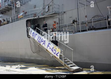 Des frégates de la marine grecque 'Idra' vu au port du Pirée. En raison de la fête de l'Indépendance grecque Piraeus Port est ouvert au public, une fête nationale célébrée chaque année en Grèce le 25 mars, qui commémore le début de la guerre d'Indépendance grecque en 1821. Banque D'Images