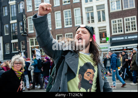 Un homme est vu crier à l'extrême droite du groupe au cours de la manifestation. Des milliers de personnes se sont réunies à la place du Dam, dans le centre d'Amsterdam pour manifester contre le racisme et la discrimination. Ils demandent de la diversité et de la solidarité, contre toutes les formes de racisme et de discrimination. De plus, contre les deux partis d'extrême-droite politique aux Pays-Bas, le PVV et le FvD qui ont augmenté leur puissance lors des dernières élections dans le pays. Un petit groupe d'extrême droite s'est présenté pendant la marche tenant deux grandes pancartes et crier sur les manifestants. Banque D'Images