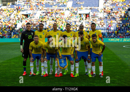 L'équipe nationale du Brésil de line up vu pendant le match de football amical entre le Brésil et le Panama pour la Tournée Mondiale du Brésil au Stade du Dragon de Porto. ( Score final ; Brésil 1:1 Panama ) Banque D'Images