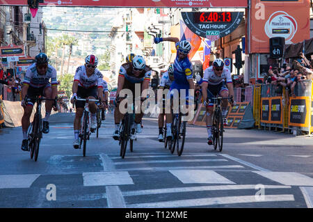 Julian Alaphilippe (Deceuninck - délicieuses), Oliver Naesen (AG2R La Mondiale), Michal Kwiatkowski (Team Sky), vu en action au cours de la 110ème Milan-Sanremo 2019 un 291km de course de Milan à Sanremo. Banque D'Images