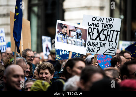 Manifestant sont vu la tenue des pancartes lors de la manifestation. Des milliers de manifestants se sont réunis au centre de Londres pour prendre part à la mettre aux gens de mars. Le Park Lane à partir de mars à la place du Parlement a été organisée par les peuples voter campagne et appelle à un vote public sur l'accord final des gouvernements Brexit. Banque D'Images