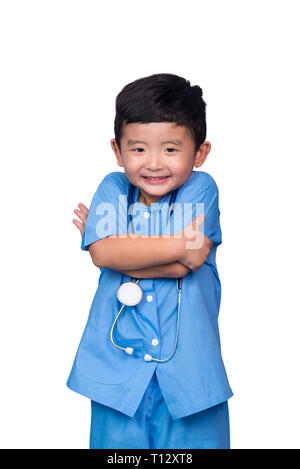 Smiling Asian Thai kid en bleu uniforme médical holding stethoscope isolé sur blanc, concept sain idée. chemin de détourage. Banque D'Images