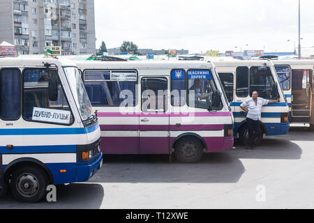 Kiev, Ukraine - le 21 août 2018 : rue avec la station centrale de bus et les gens qui marchent par le pavé de la rue dans l'Oblast de Volhynie Banque D'Images