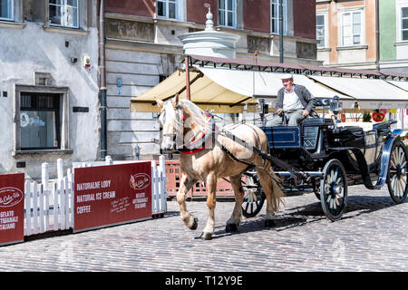 Varsovie, Pologne - 22 août 2018 : les bâtiments historiques et en calèche vieille ville de jour et de l'homme guide Banque D'Images