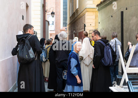 Varsovie, Pologne - 23 août 2018 : vieille ville avec groupe de religieux prêtres et religieuses sur la rue historique au cours de l'été ensoleillé jour ensemble Banque D'Images