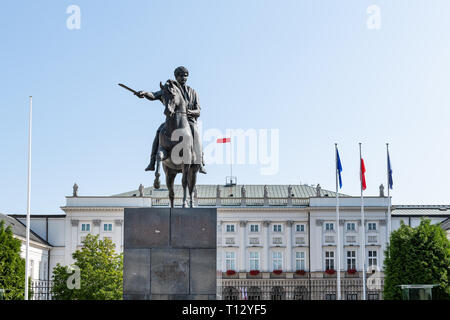 Varsovie, Pologne - 23 août 2018 : bâtiment historique dans la vieille ville capitale avec statue de la place du Palais présidentiel avec Prince Jozef Poniatow Banque D'Images