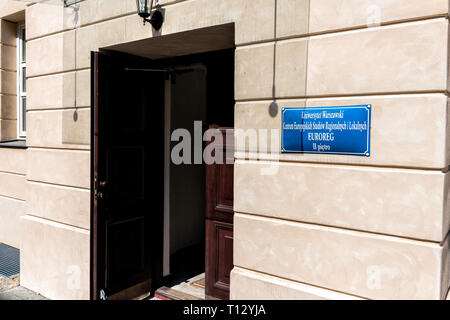 Varsovie, Pologne - 23 août 2018 : vieille ville rue historique dans la capitale au cours de l'été ensoleillé jour Krakowskie Przedmiescie et sig d'entrée à l'université Banque D'Images