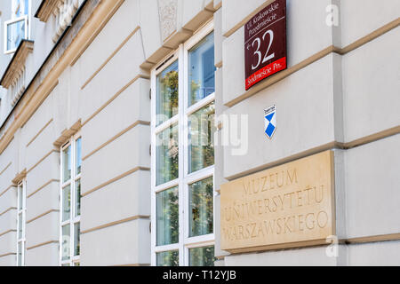 Varsovie, Pologne - 23 août 2018 : vieille ville dans la rue historique capitale Krakowskie Przedmiescie et panneau d'entrée du musée de l'université Banque D'Images