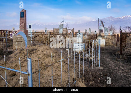 Cimetière Musulman Islamique, rempli d'une grande variété de conceptions graves au lac Issyk Kul au Kirghizistan. Banque D'Images