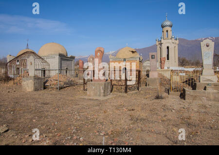 Cimetière Musulman Islamique, rempli d'une grande variété de conceptions graves au lac Issyk Kul au Kirghizistan. Banque D'Images