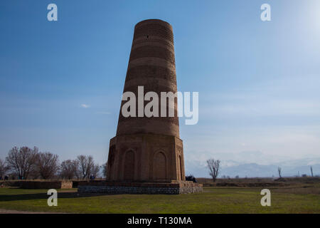 Contemplant le magnifique minaret tour Burana près de la ville de Tokmok au Kirghizistan. Banque D'Images