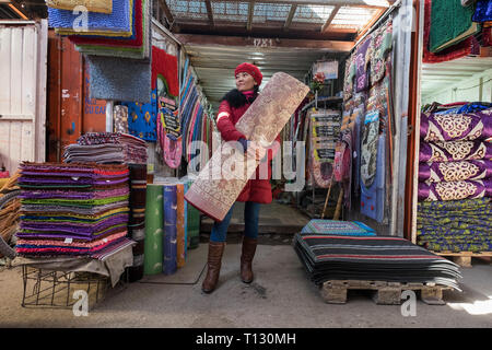 Au Dordoy Bazar, l'un des plus grands marchés de gros de l'Asie à Bichkek, au Kirghizistan. Tous les stands sont dans des conteneurs d'expédition. Achat de tapis. Banque D'Images