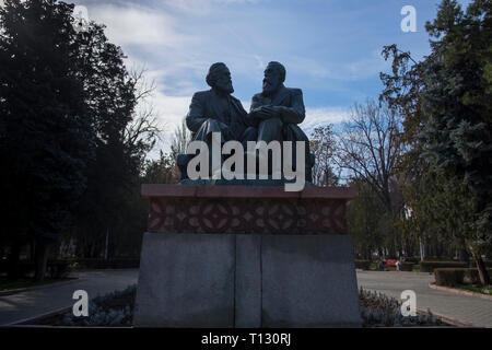 Une ambiance intime, assis sculpture de Karl Marx et Friedrich Engels à Bichkek, au Kirghizistan. Banque D'Images