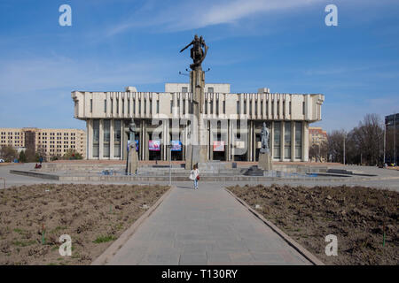 Hall philharmonique plaza à Bichkek, au Kirghizistan. Banque D'Images