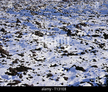 États-unis, Californie, Monument National de lave couvertes de neige, de roche volcanique vieille de coulées de lave. Banque D'Images