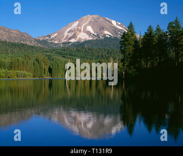 États-unis, Californie, Lassen Volcanic National Park, côté nord-ouest du pic Lassen reflète en Manzanita Lake. Banque D'Images