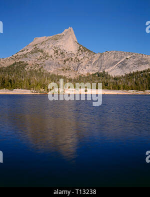 États-unis, Californie, Yosemite National Park, Cathedral Peak s'élève au-dessus du lac de la cathédrale en fin de soirée. Banque D'Images
