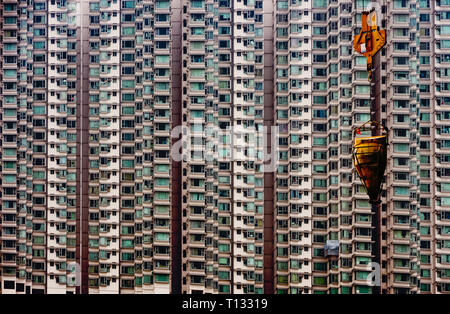 Gratte-ciel de Hong Kong, l'espace restreint, la surpopulation, la construction yard, immeubles modernes, simples, grue à tour, béton seau Banque D'Images