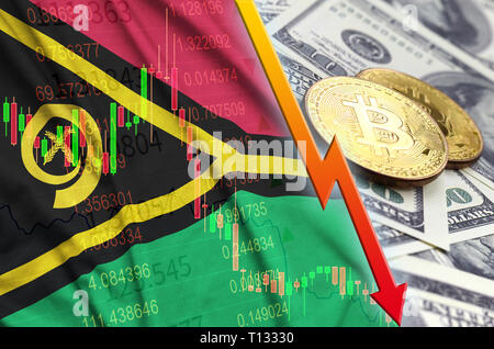 Drapeau Vanuatu et cryptocurrency baisse avec deux des bitcoins sur dollar bills. Concept de l'amortissement en Bitcoin : contre le dollar Banque D'Images