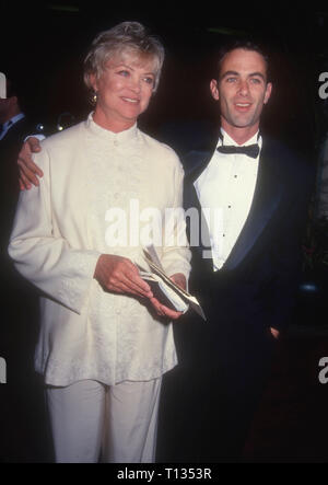 Los Angeles, CA - 3 mars : L'actrice Louise Fletcher et son fils Andrew Wilson Bick assister à la 22e Annual American Film Institute (AFI) Prix pour l'hommage à Jack Nicholson le 3 mars 1994 à l'hôtel Beverly Hilton à Beverly Hills, Californie. Photo de Barry King/Alamy Stock Photo Banque D'Images