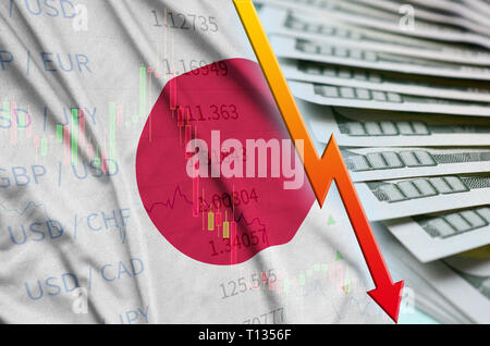 Drapeau Japon graphique et fléchissement du dollar position avec un ventilateur des billets d'un dollar. Concept de valeur d'amortissement du US dollar currency Banque D'Images